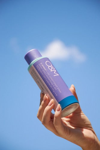 Kaat Schrauwen C-Spray Dry Conditioner styling spray in 200ml flacon, zichtbaar op de afbeelding.