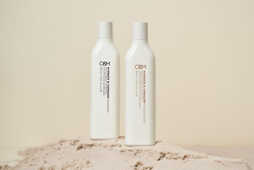 Kaat Schrauwen O&M Hydrate & Conquer conditioner 350ml, glanzende en gehydrateerde haarverzorging in een witte fles.
